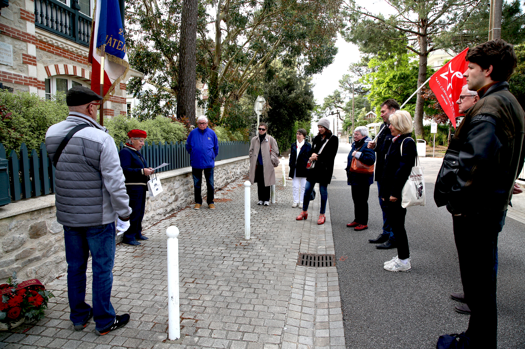 <p>Porte-drapeau du Comité, Françoise Cabon, ?, Clémence , compagne de pierre Stapf, épouse de Yvon Renévot, Claire Buchbinder, Catherine Morel, Yvon Renevot, Dominique de Neyman, Christian Retailleau, Pierre Stapf</p>© Photo Patrice Morel - 20250508-1539.