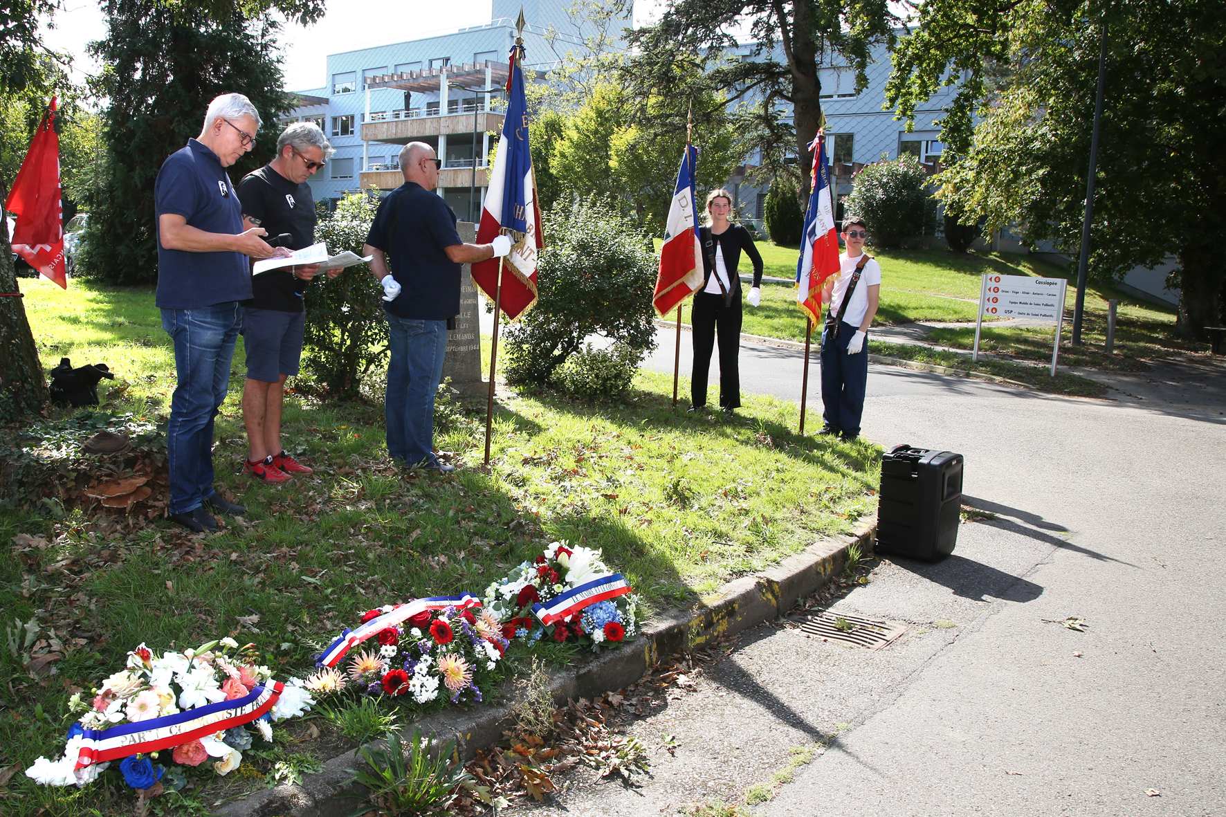 <p>Christian Retailleau, président du Comité Départemental du Souvenir des Fusillés de Châteaubriant et Nantes et de la Résistance en Loire-Inférieure avec Cédric Turcas pour le P.C.F. à sa gauche.</p>