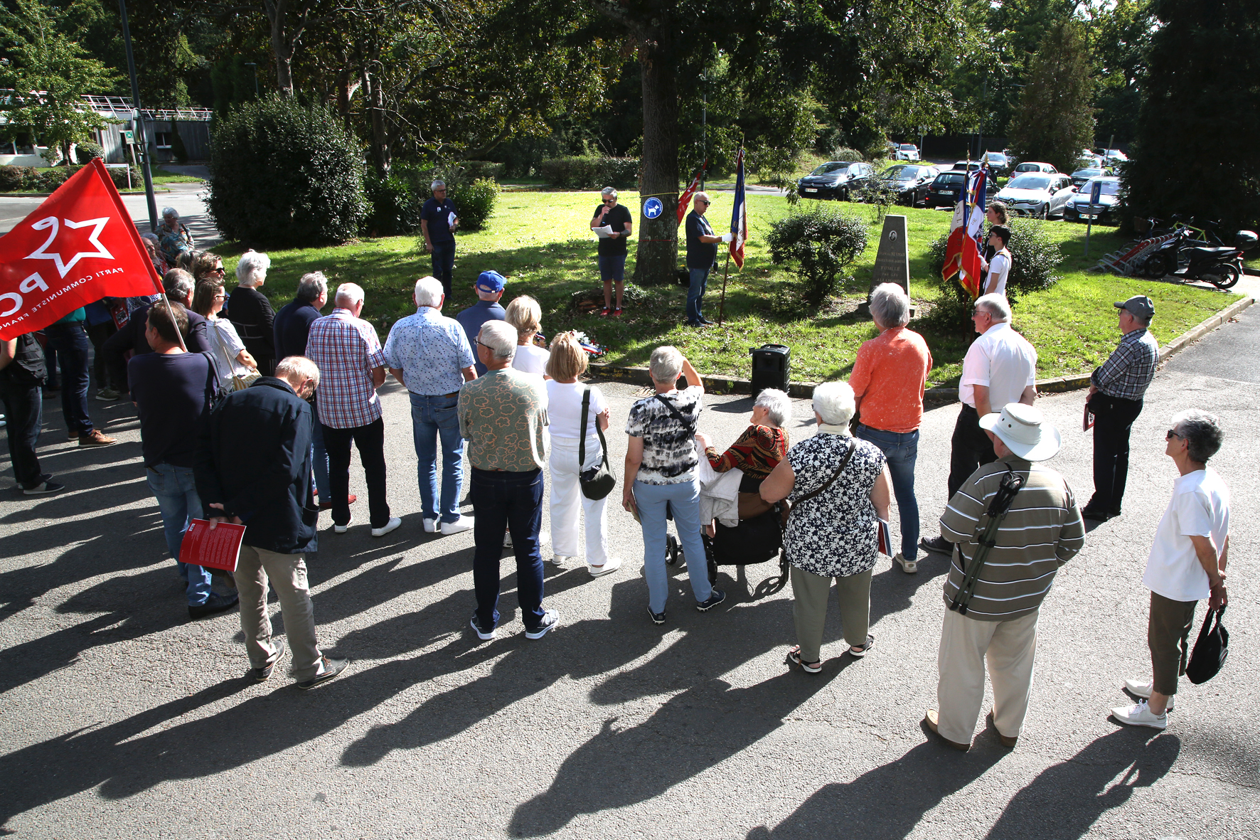 <p>Christian Retailleau, président du Comité Départemental du Souvenir des Fusillés de Châteaubriant et Nantes et de la Résistance en Loire-Inférieure déroule la cérémonie.</p>© Photo Patrice Morel - 20250906-2177.