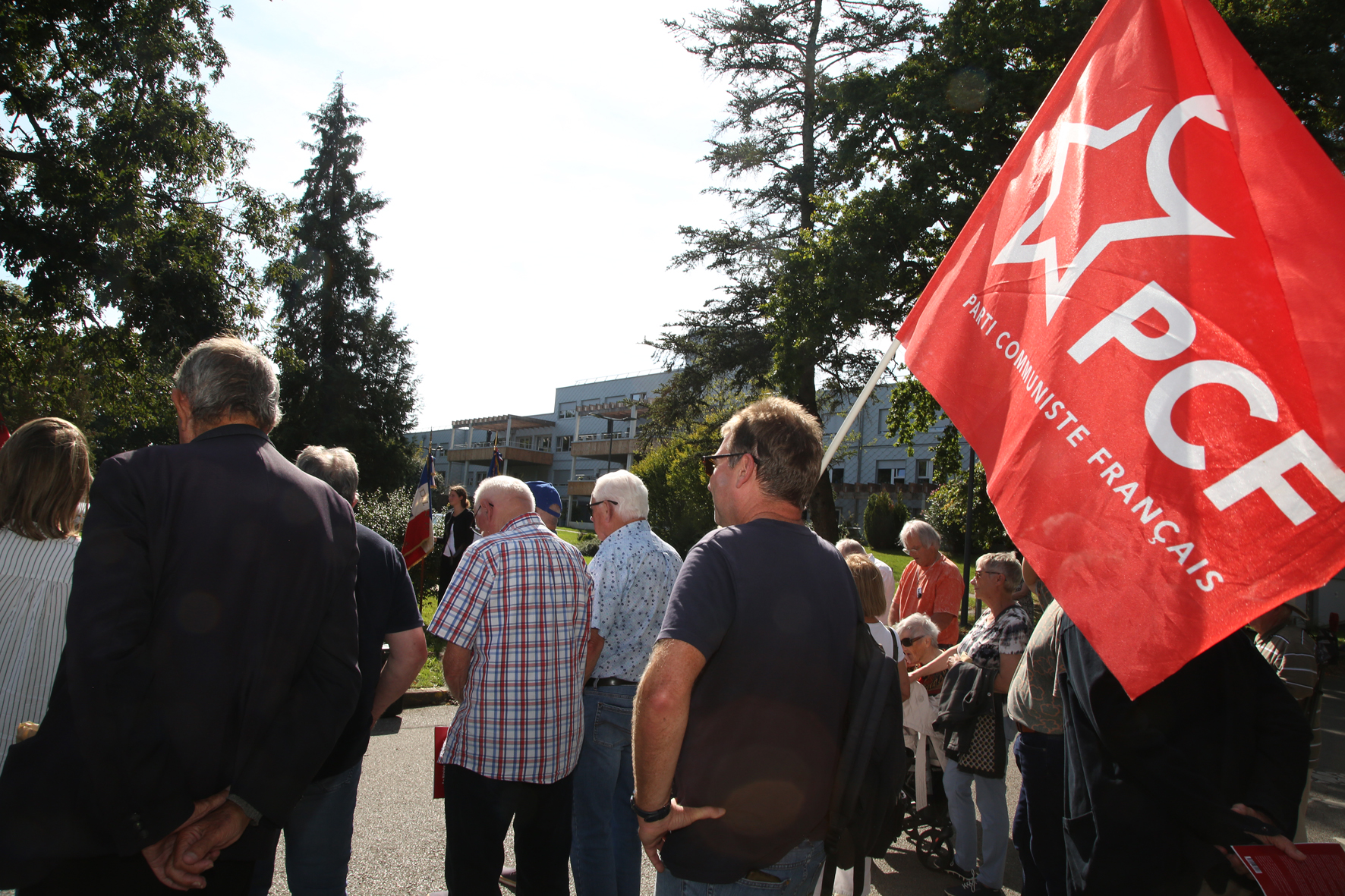 <p>Yvon Renévot porte le drapeau.</p>© Photo Patrice Morel - 20250906-2184.