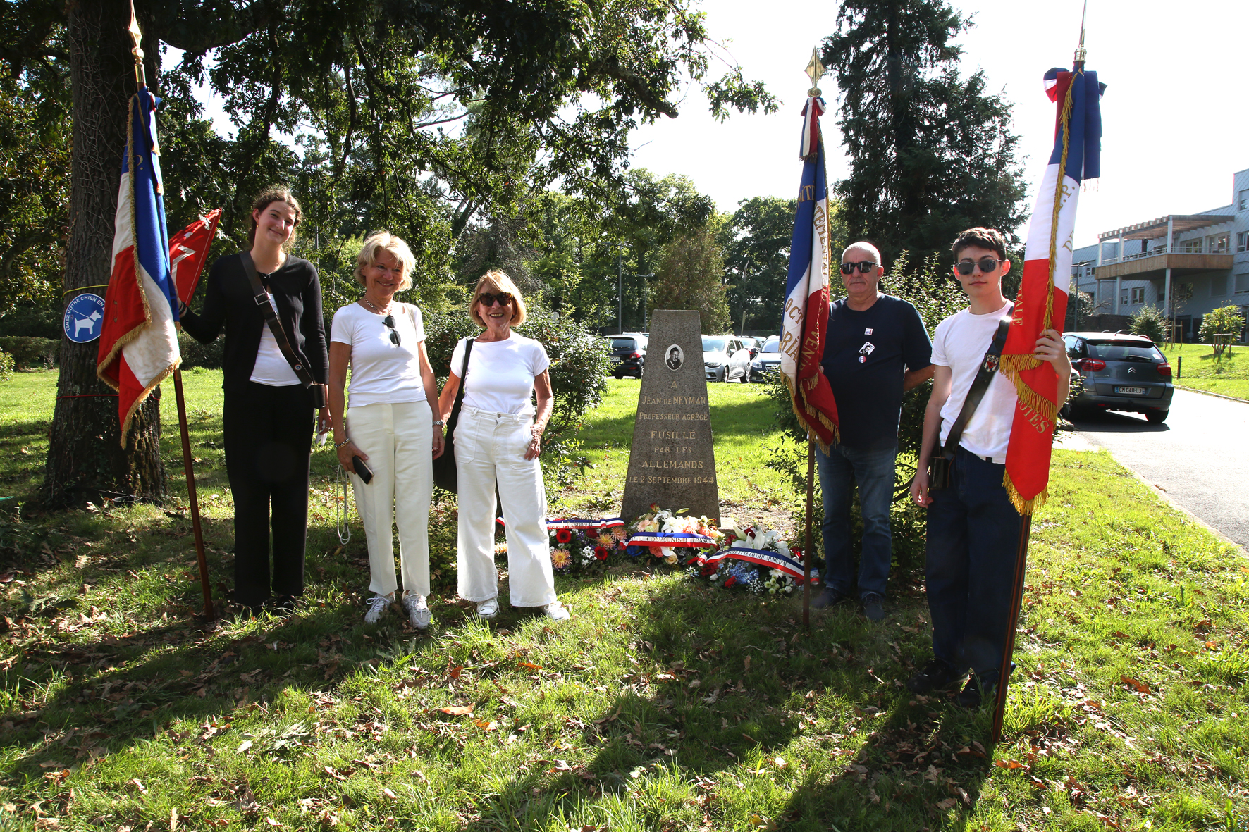 <p>Margot André avec le drapeau de la F.N.D.I.R.P. de St-Nazaire, Dominique de Neyman et Sylvie Leroy, Jean-Yves Durigneux pour le drapeau du Comité Départemental du Souvenir des Fusillés de Châteaubriant et Nantes et de la Résistance en Loire-Inférieure, Alexis Friou avec le drapeau de l'ADIRP 44.</p>© Photo Patrice Morel - 20250906-2220.
