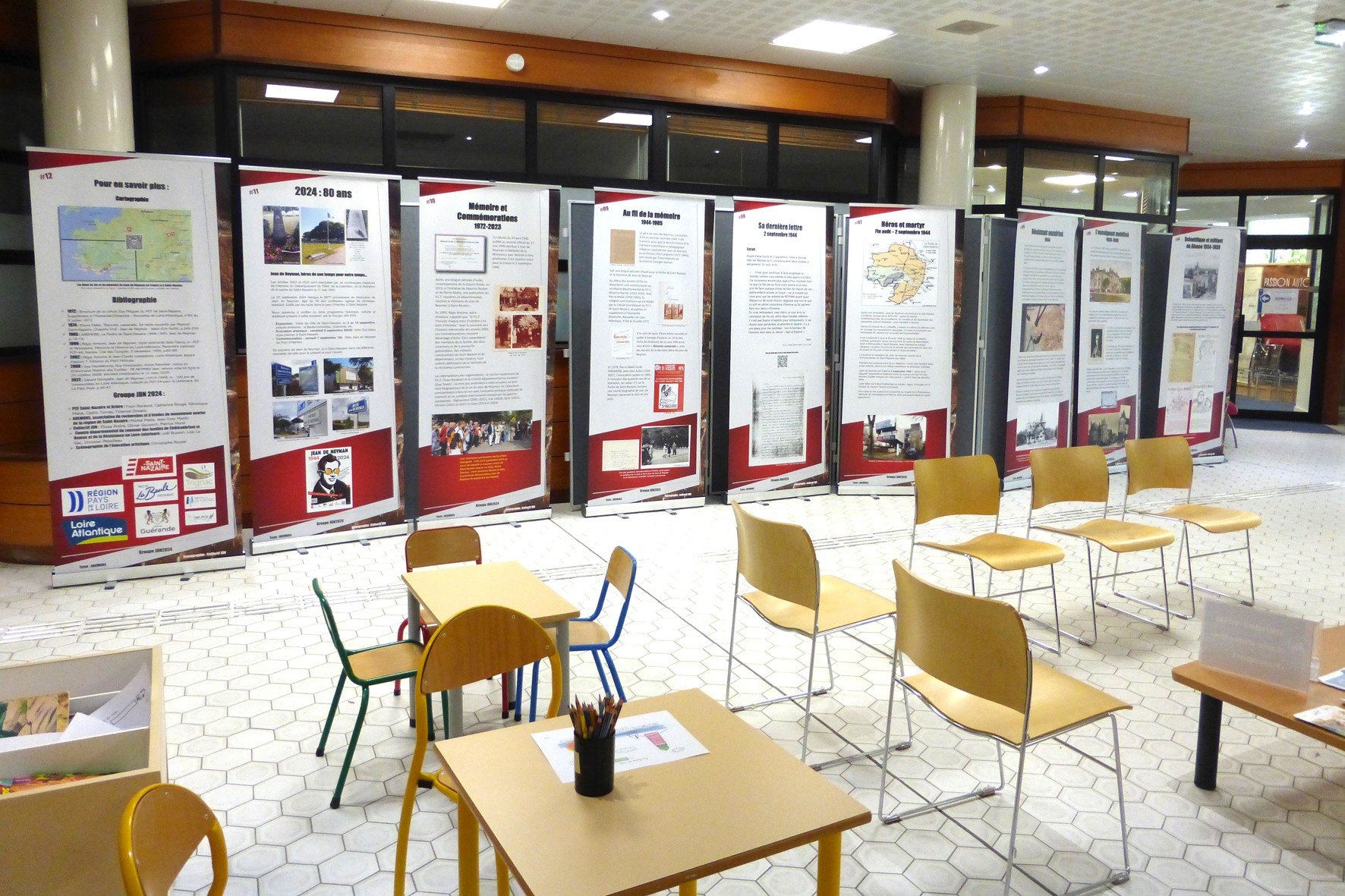 Exposition à La Baule-Escoublac <p>Hall de la Mairie (salle d'attente).</p>© Photo Patrice Morel - 20150929-1030492.