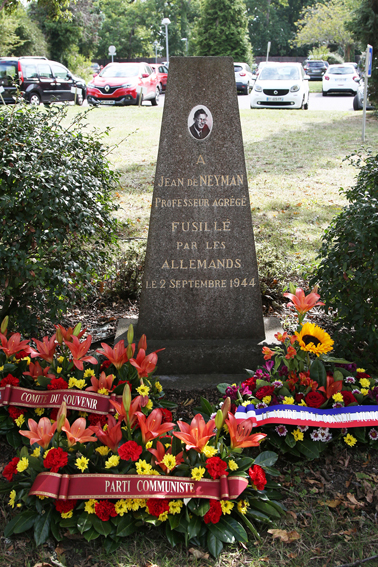 Stèle fleurie de gerbes