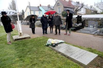 Dépôt d'une gerbe sur la tombe de Jean le 28 février 2015 par une partie de sa famille.