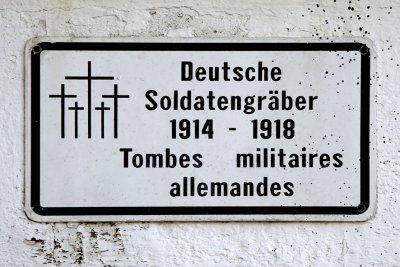<p>indiquant la présence des tombes militaires de la première guerre mondiale.</p>© [<acronym title="Patrice Morel">P.M.</acronym>->33] / Collectif <acronym title="Jean de Neyman">J.d.N.</acronym>.