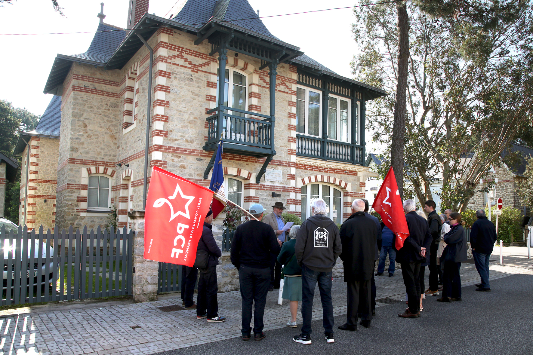 Commémoration devant la Villa