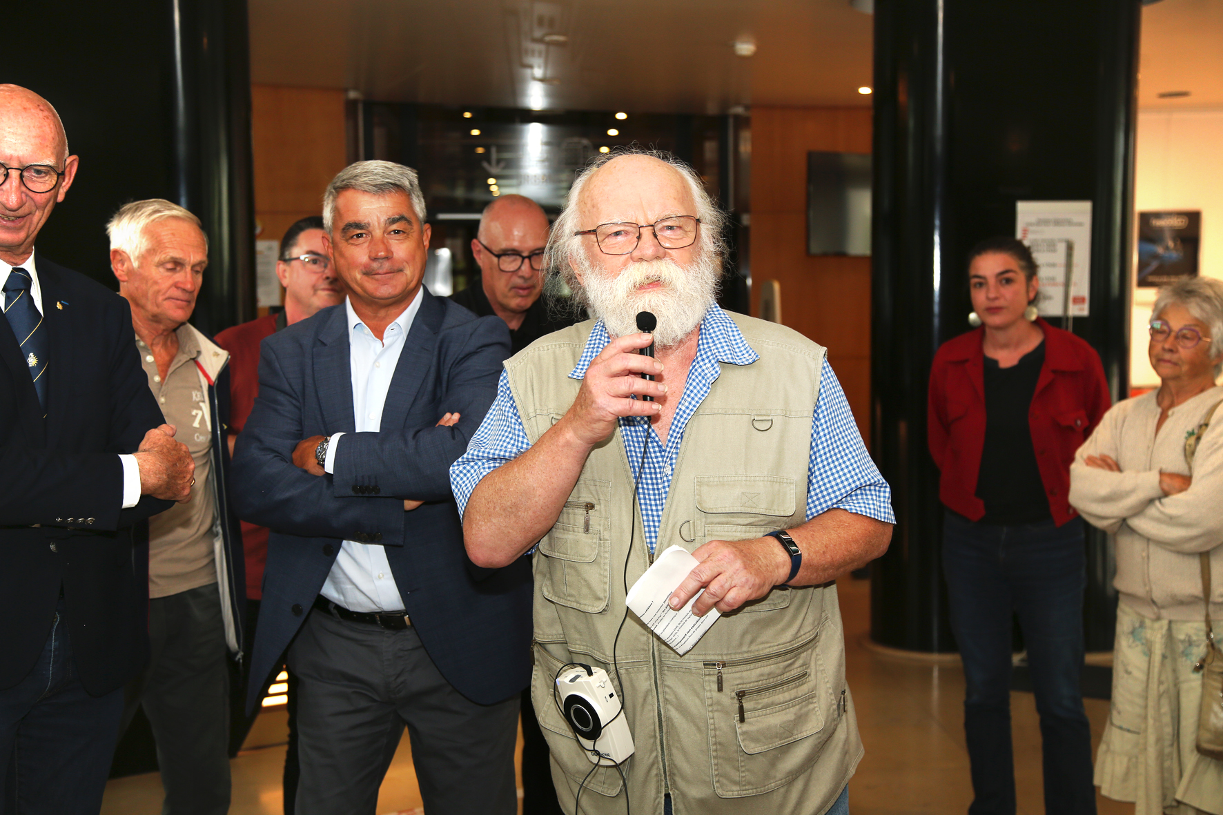 <p>L'histoire, que l'histoire ! (à sa droite, David Samzun, maire)</p>© Photo [<acronym title="Patrice Morel">P.M.</acronym>->33] / Collectif <acronym title="Jean de Neyman">J.d.N.</acronym>, 20240905-9762.