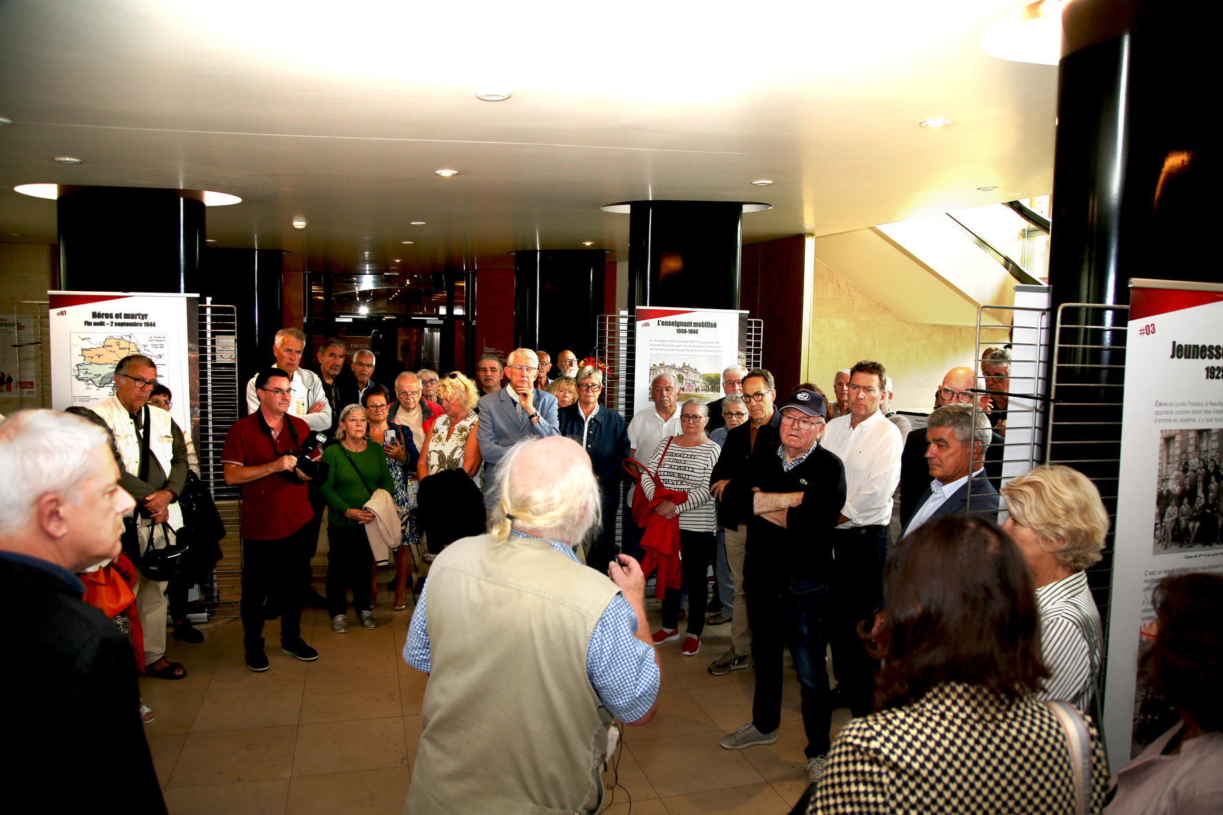 <p>Jean-Yves Martin explique la démarche de l'exposition devant un parterre de personnes très à l'écoute.</p>© Photo [<acronym title="Patrice Morel">P.M.</acronym>->33] / Collectif <acronym title="Jean de Neyman">J.d.N.</acronym>, 20240905-9776.