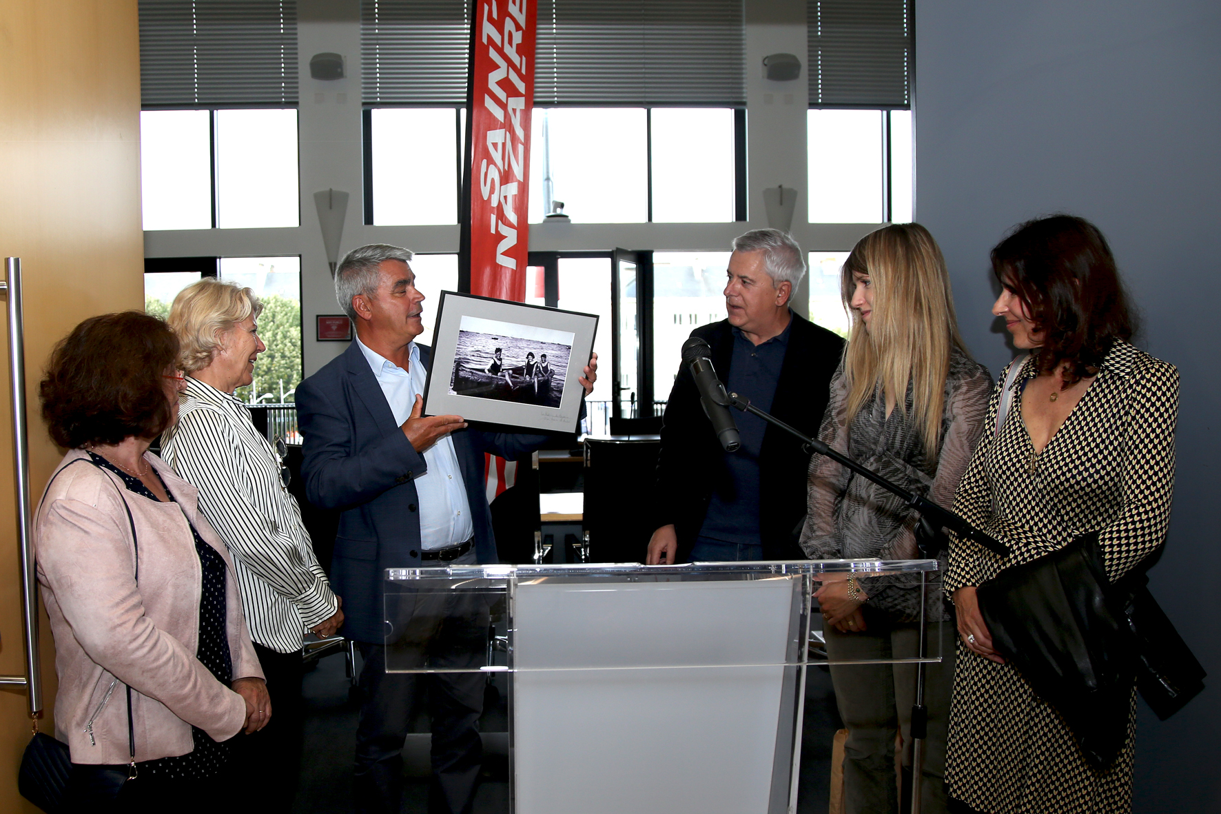 <p>Christian Retailleau vient de remettre au maire, en cadeau, une photo encadrée de la fratrie de Neyman sur un bateau.</p>© Photo [<acronym title="Patrice Morel">P.M.</acronym>->33] / Collectif <acronym title="Jean de Neyman">J.d.N.</acronym>, 20240905-9811.