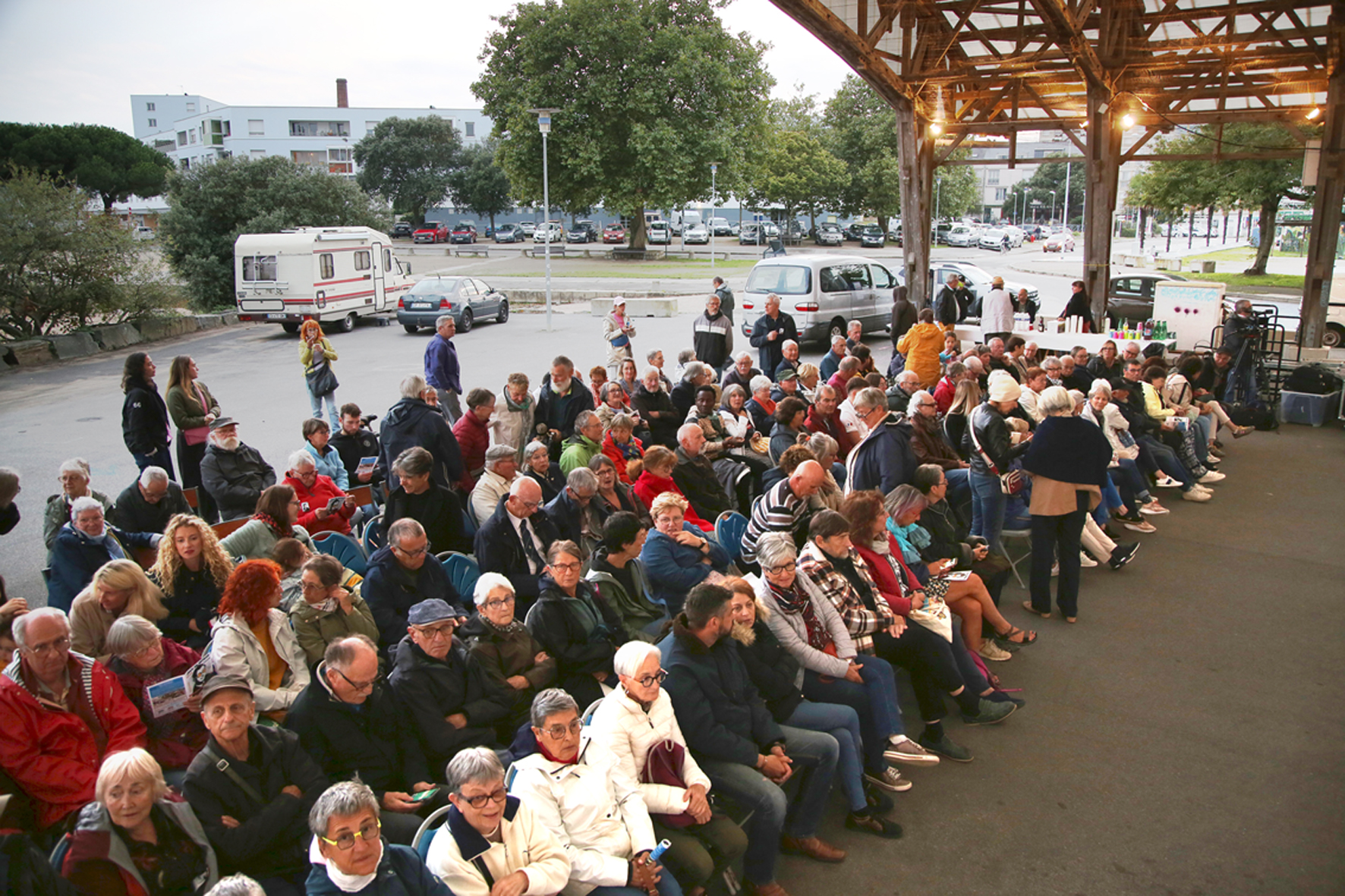 <p>Par la suite, chaises (150) et bancs seront utilisés et des personnes seront debout derrière.</p>© Photo [<acronym title="Patrice Morel">P.M.</acronym>->33] / Collectif <acronym title="Jean de Neyman">J.d.N.</acronym>, 20240906-9906.