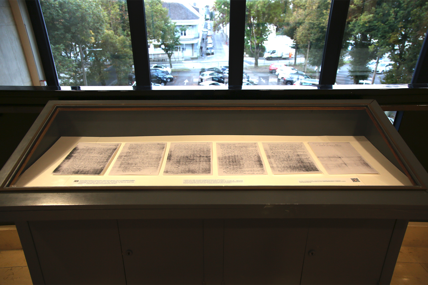 Vitrine 1 avec les 6 pages de la dernière lettre de Jean.