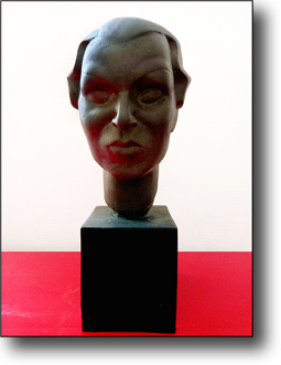 La tête de "Pomone". La sculpture a été faite par Jacq Zay de son nom d'artiste ,Jacqueline Zay de son vrai nom (sœur de Jean Zay) mais reproduite par Constantin de Neyman, avec la matière qu'il a découverte, à la demande l'artiste.