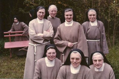 <p>1ère à droite au second rang.<br class='autobr' />
© Fonds Vincente de Neyman / Collectif <acronym title="Jean de Neyman">J.d.N.</acronym></p>© Fonds Vincente de Neyman / Collectif <acronym title="Jean de Neyman">J.d.N.</acronym>