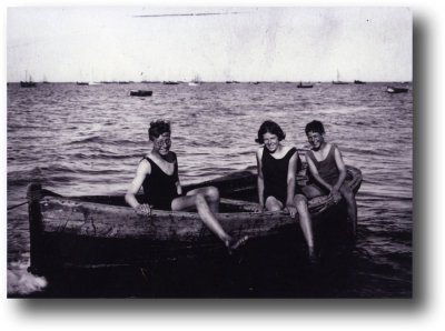 Photo des frères et soeur dans un bateau.