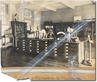 Photo de la salle des appareils de physique