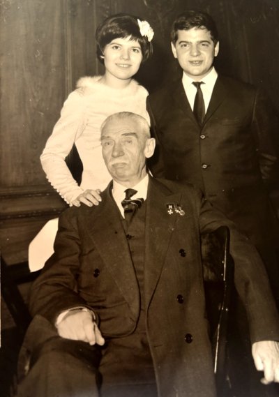 <p>Constantin de Neyman entouré par Dominique de Neyman et Georges Buchbinder le jour de leur mariage en 1964.<br class='autobr' />
Il porte ses décorations dont l'Ordre de Polonia Restituta.</p>© Fonds Dominique de Neyman - Collection <acronym title="Patrice Morel">P.M.</acronym>
